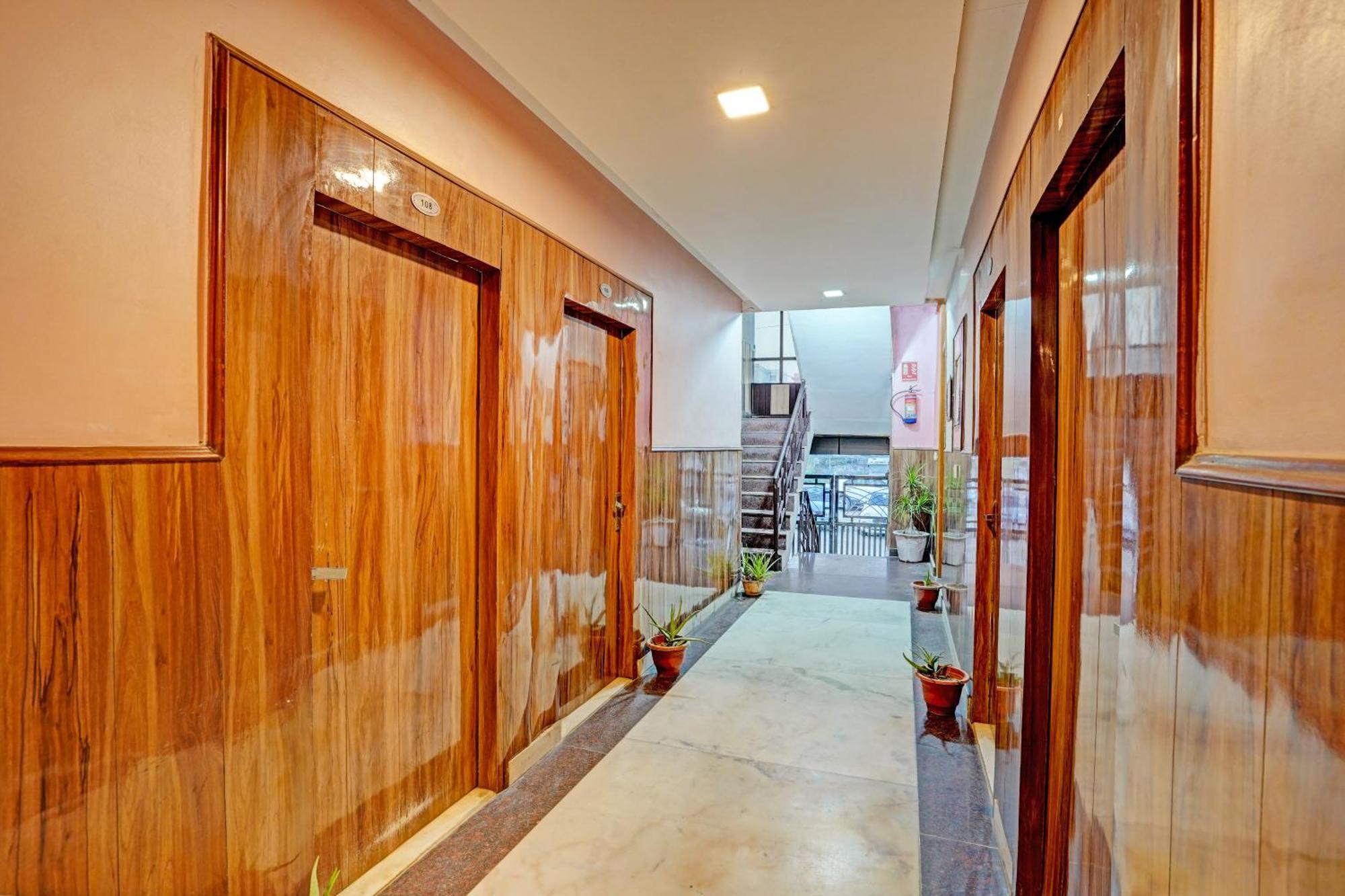 Hotel O Greno House Near Pvr Ansal Plaza Велика Нойда Екстер'єр фото